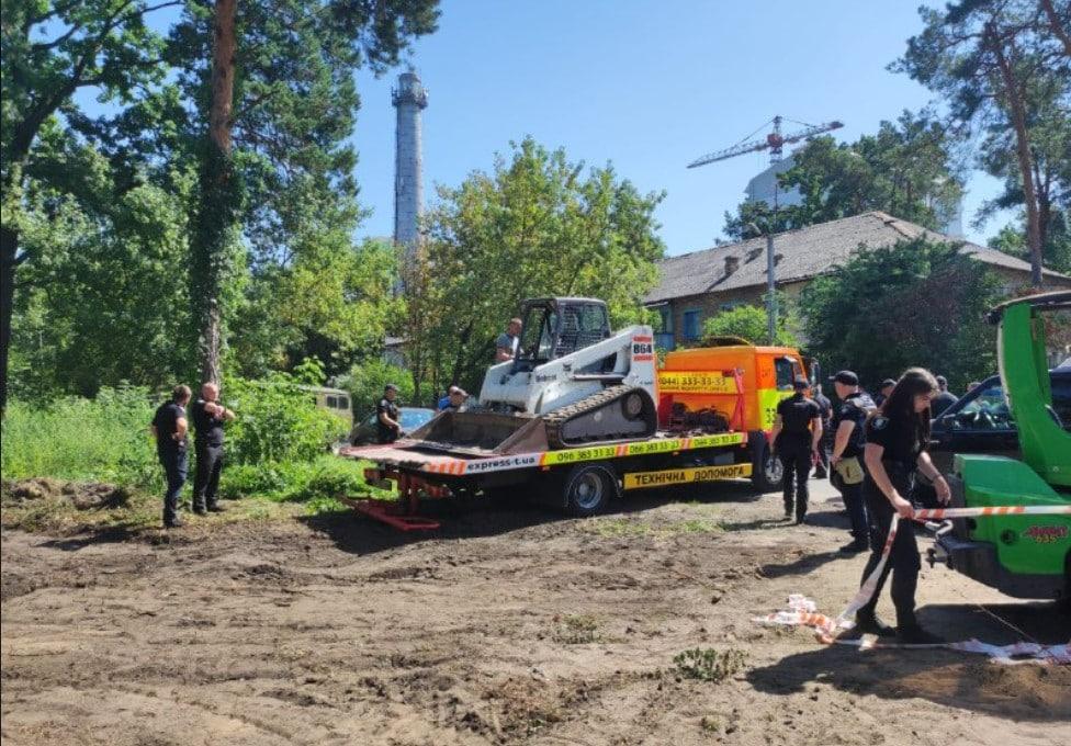 Поліція конфіскувала будівельну техніку, яка незаконно працювала у Біличанському лісі – ЗМІ