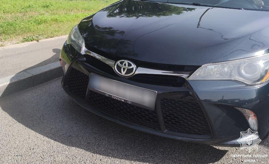 В Києві патрульні виявили автомобіль Toyota, який викрали на Рівненщині