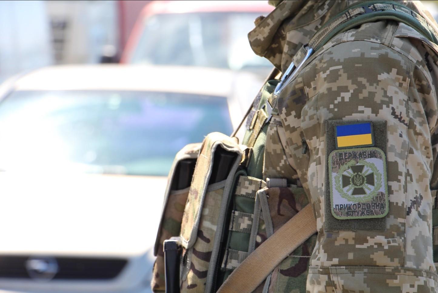 На Київщині собаки прикордонників виявили у чоловіків амфетамін та марихуану