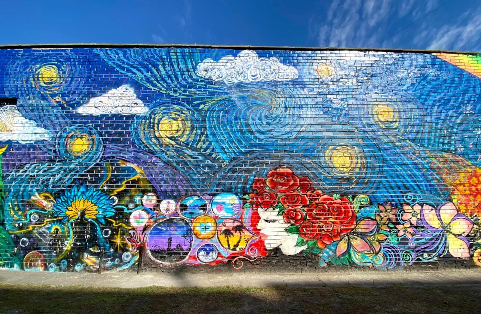 Мешканці кількох будинків на Дарниці розмалювали яскравими муралами будівлю бойлерної