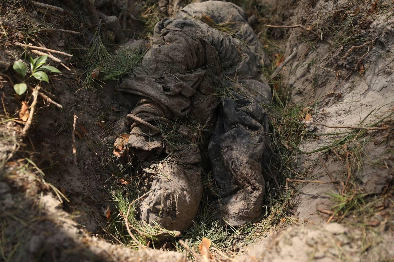 Вдягнули на голову чохол і стратили – тіло ще одного закатованого окупантами чоловіка знайшли на Київщині (ФОТО)