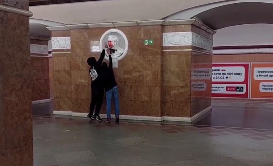 У Києві погруддя Пушкіна на станції метро знову стало червоним (ВІДЕО)