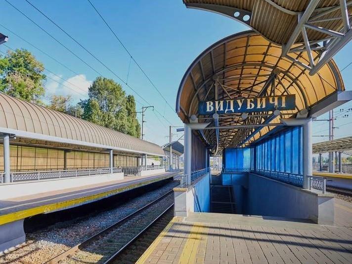 Демонтували МАФи, встановили освітлення: як оновили станцю “Видубичі” в Києві