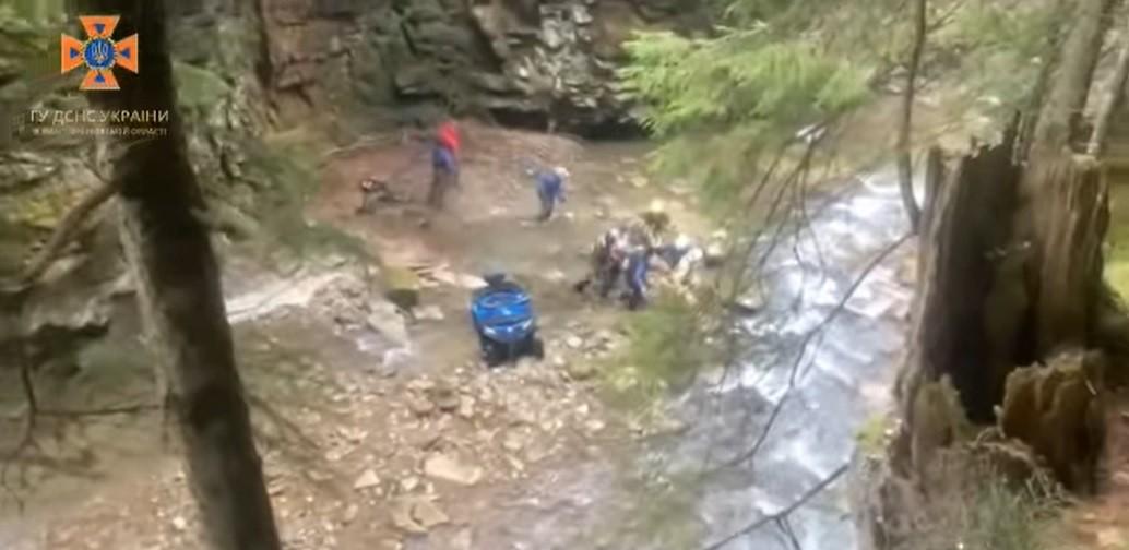 У Карпатах туристка з Києва зірвалася з обриву