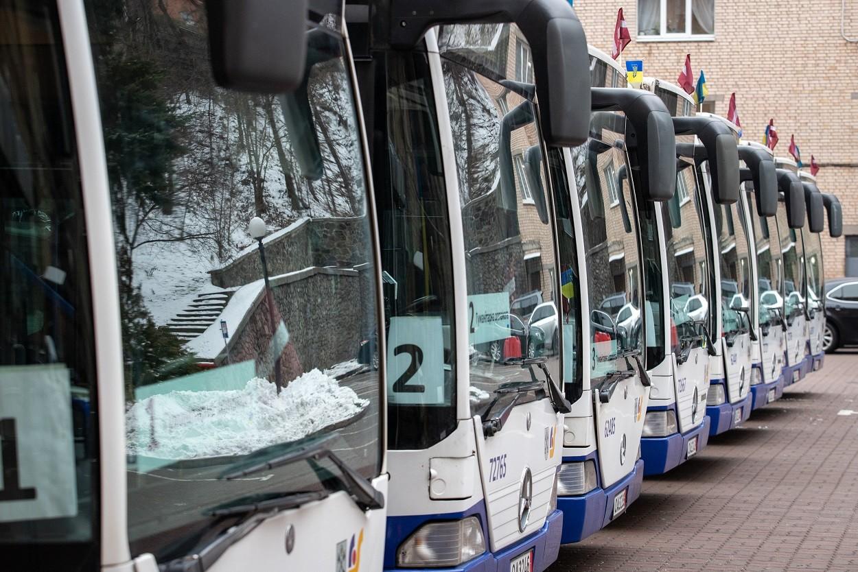 Київ отримав ще десяток міських автобусів і гуманітарну допомогу від Риги – фото