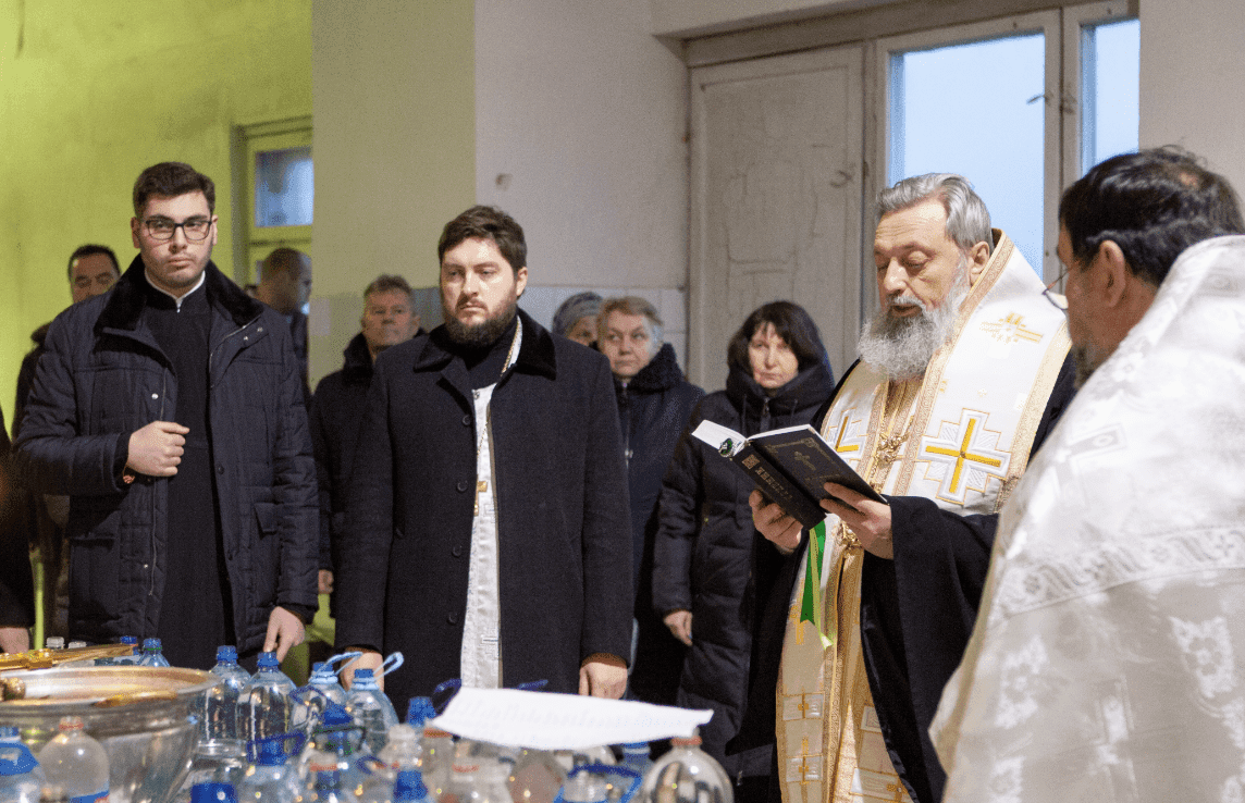 Пийте на здоров’я: сьогодні у будинках киян з кранів тече освячена вода (ФОТО)