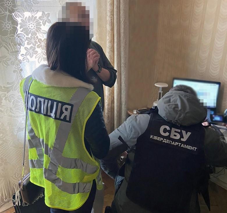 Тепер загрожує покарання: у Києві чоловік поширював комуністичну символіку