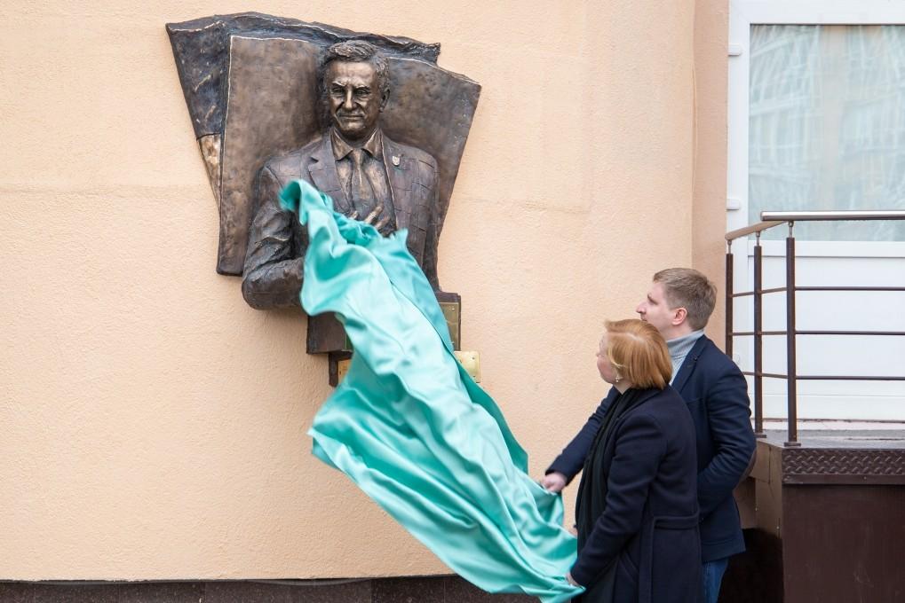 У Києві встановили меморіальну дошку Віктору Огнев’юку, який 15 років був ректором Університету Грінченка