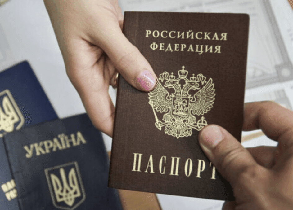 Окупанти погрожують депортацією українцям, які не мають російського паспорта