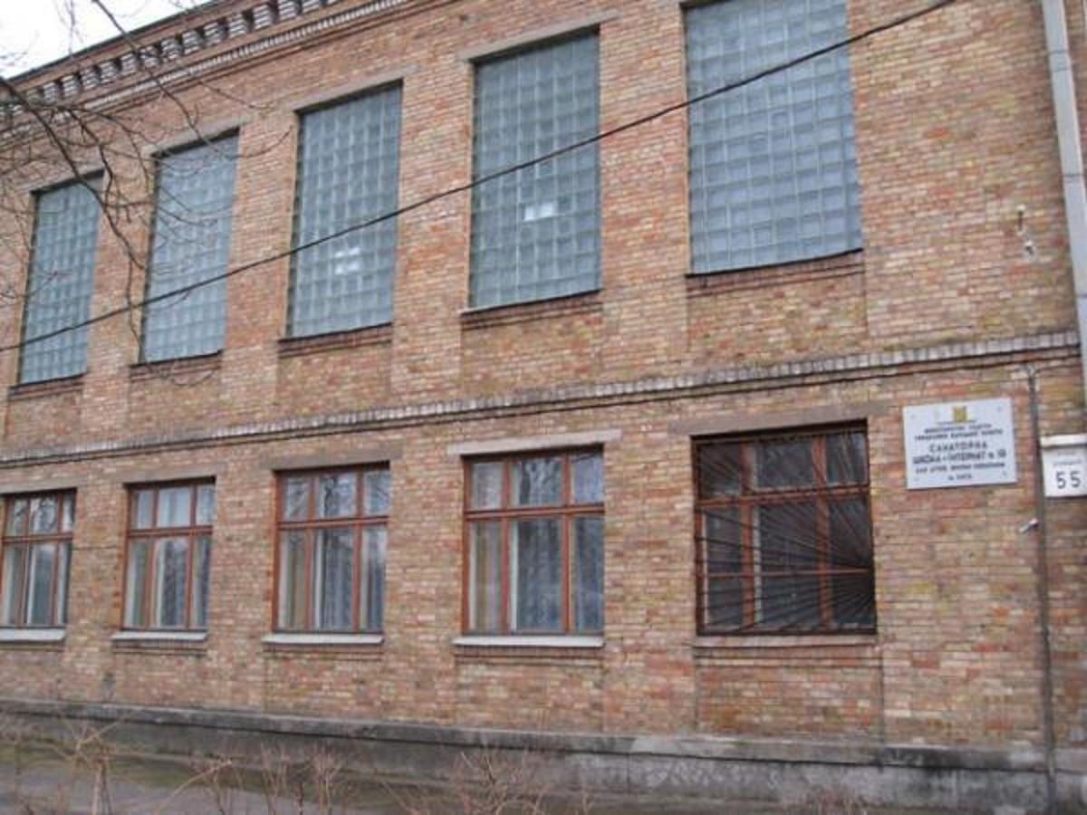 Київ живе, будівлі старіють: приміщення шкіл з історією в кілька століть стають небезпечними для учнів