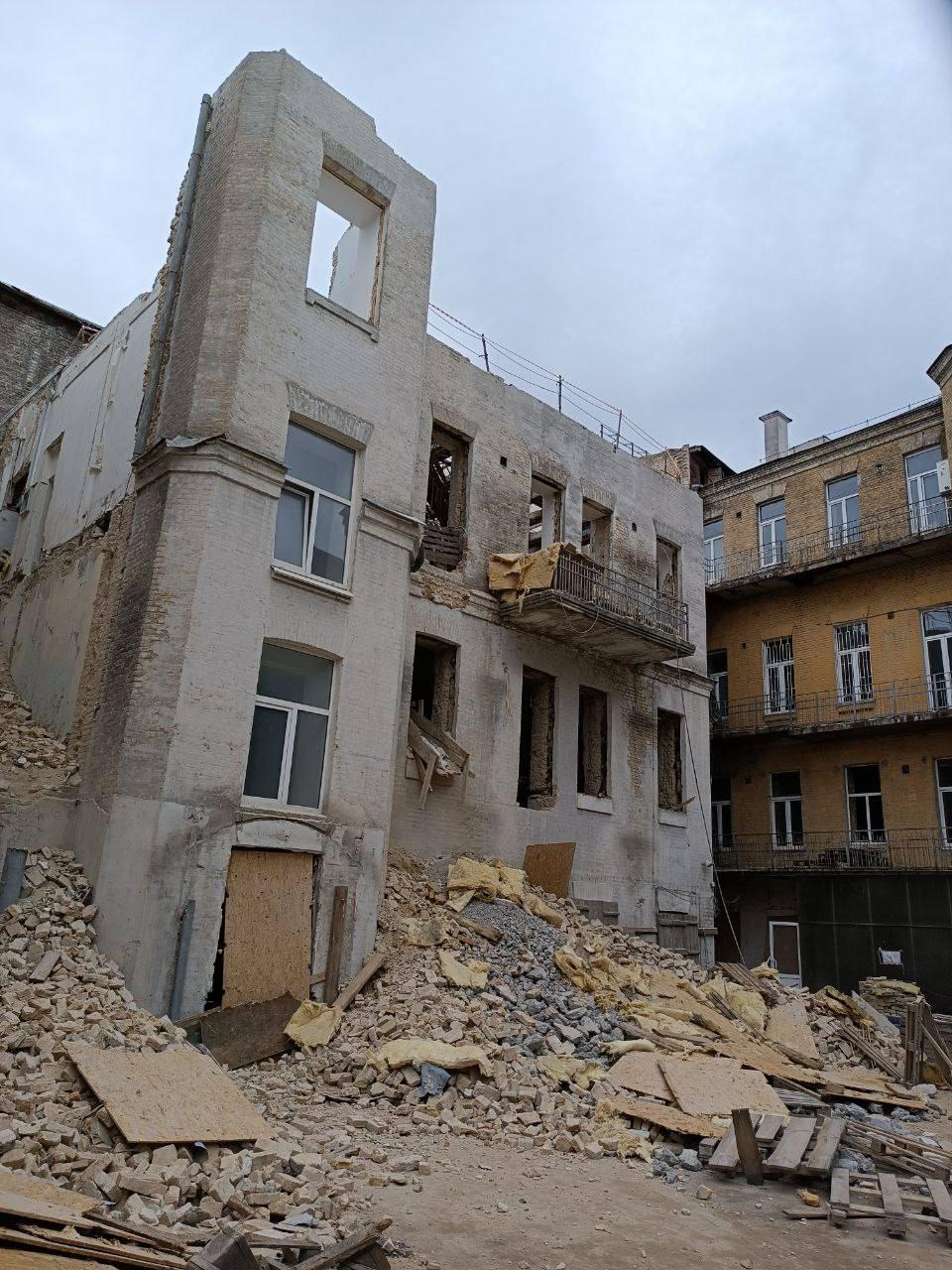 У Києві на Рейтарській зупинили роботи, але будівлю дуже пошкоджено