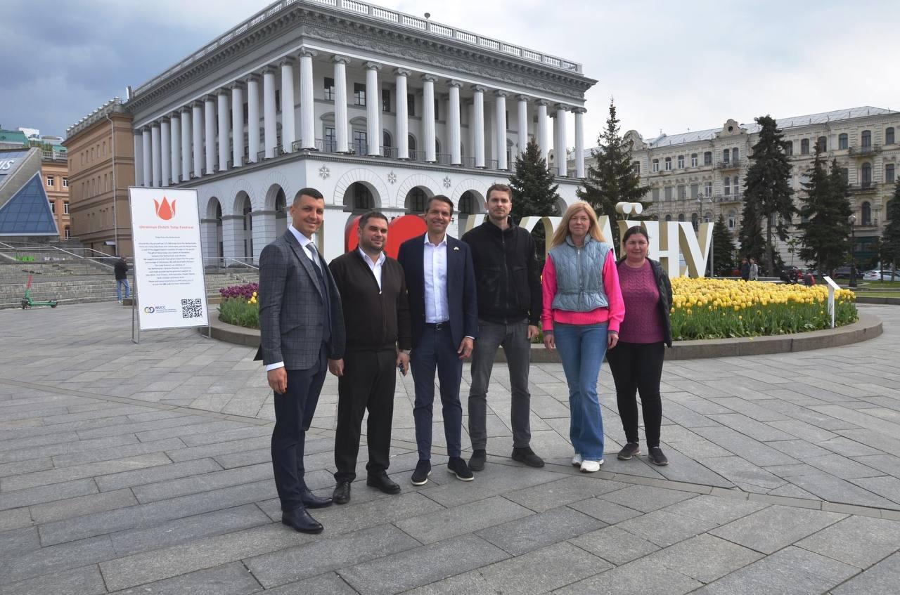 У Києві розквітли тисячі тюльпанів, які столиця отримала від Королівства Нідерланди
