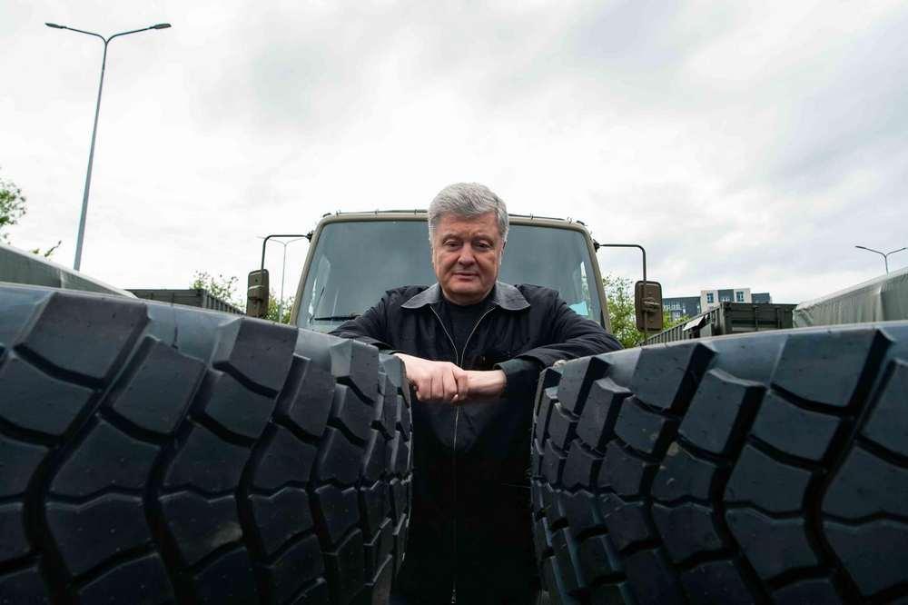 Порошенко підготував для військових нову партію техніки