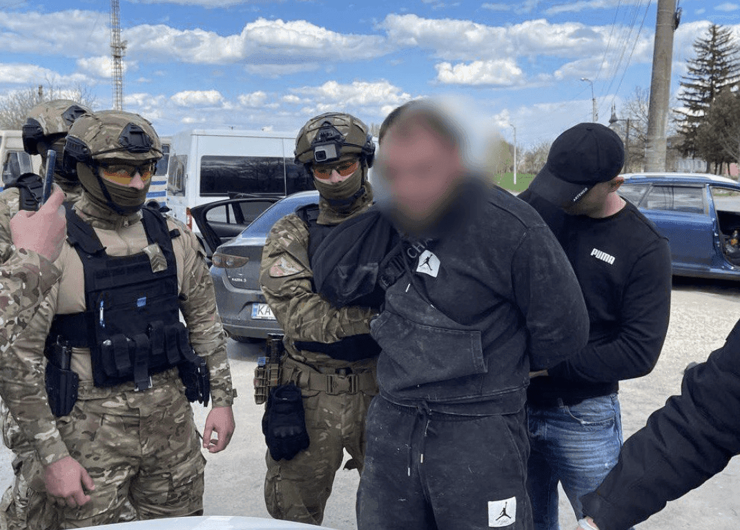 Катували, обливали пальним та вимагали гроші: на Київщині затримали групу розбійників
