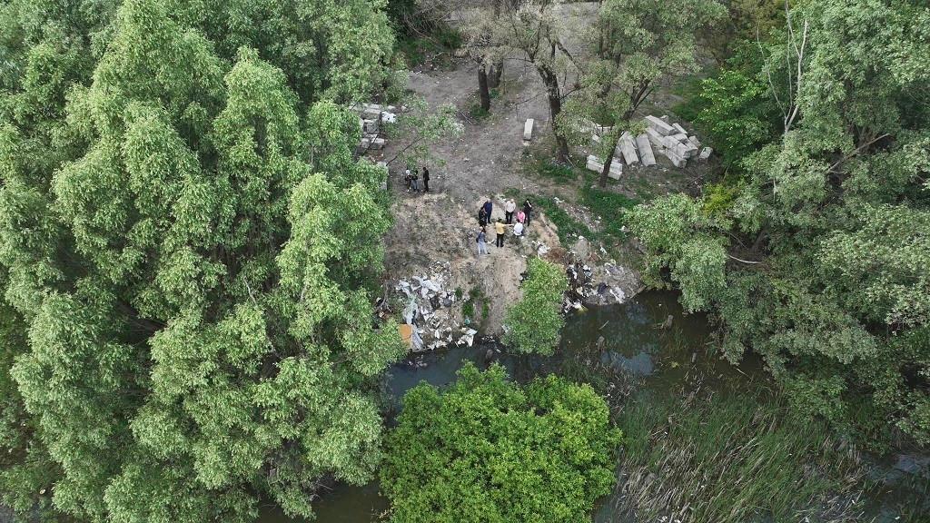 У Деснянському районі комунальники взялись розчищати озеро, на засмічення якого скаржились кияни