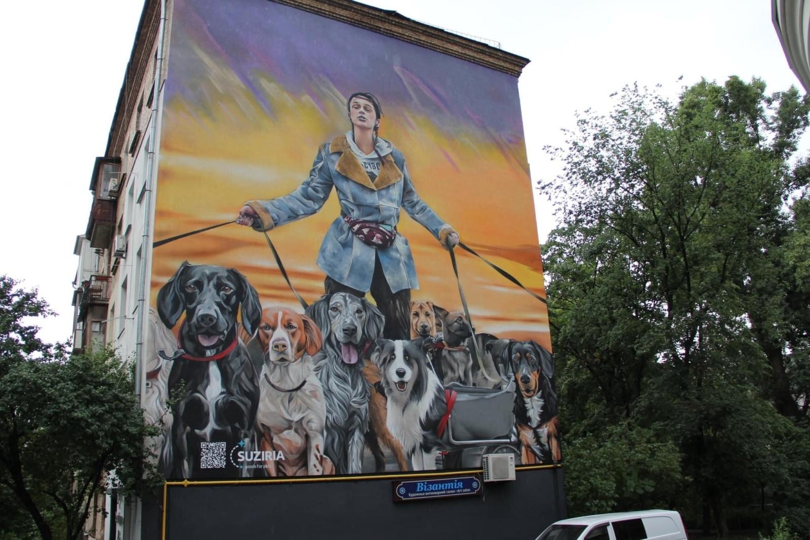 Мурал у Києві присвятили зоозахисниці з Ірпеня, яка вивела з міста десятки тварин