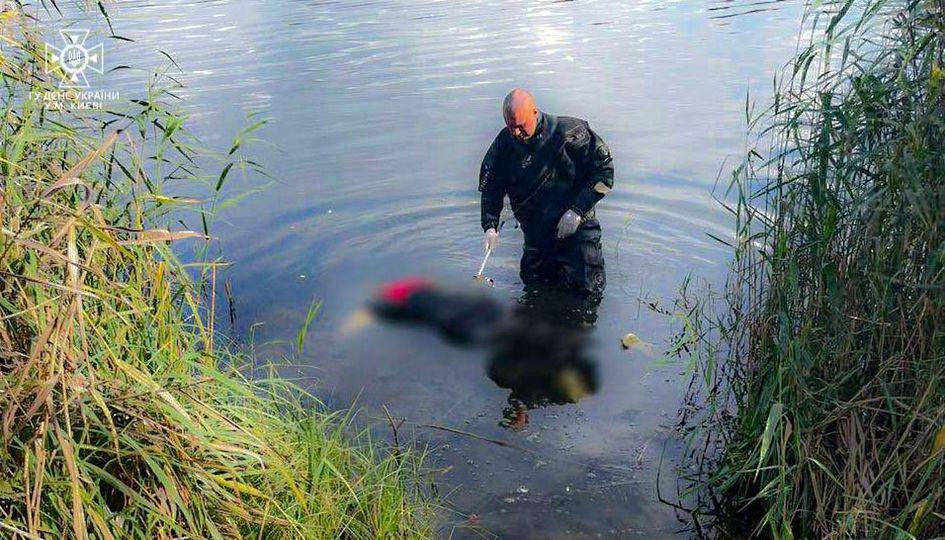 У Дарницькому районі в озері виявили тіло потопельниці