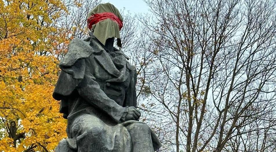 Пам’ятник Пушкіну “переодягнули” у російського полоненого