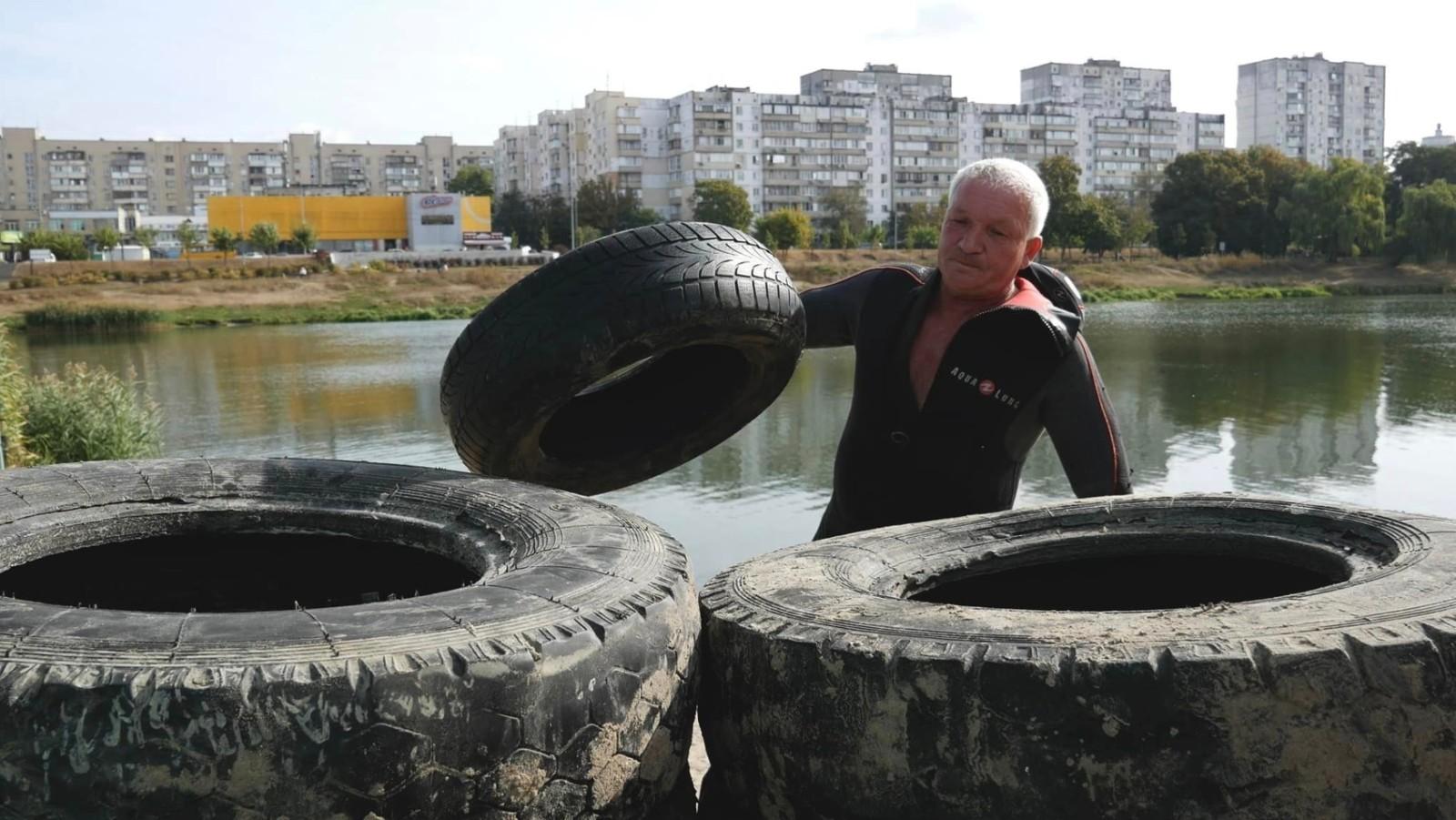 Водолази очистили озеро Райдужне в Дніпровському районі столиці
