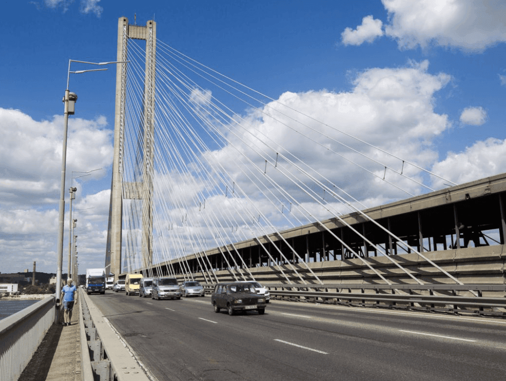 Кияни обурені: у КМВА пояснили, хто має право їздити Південним мостом