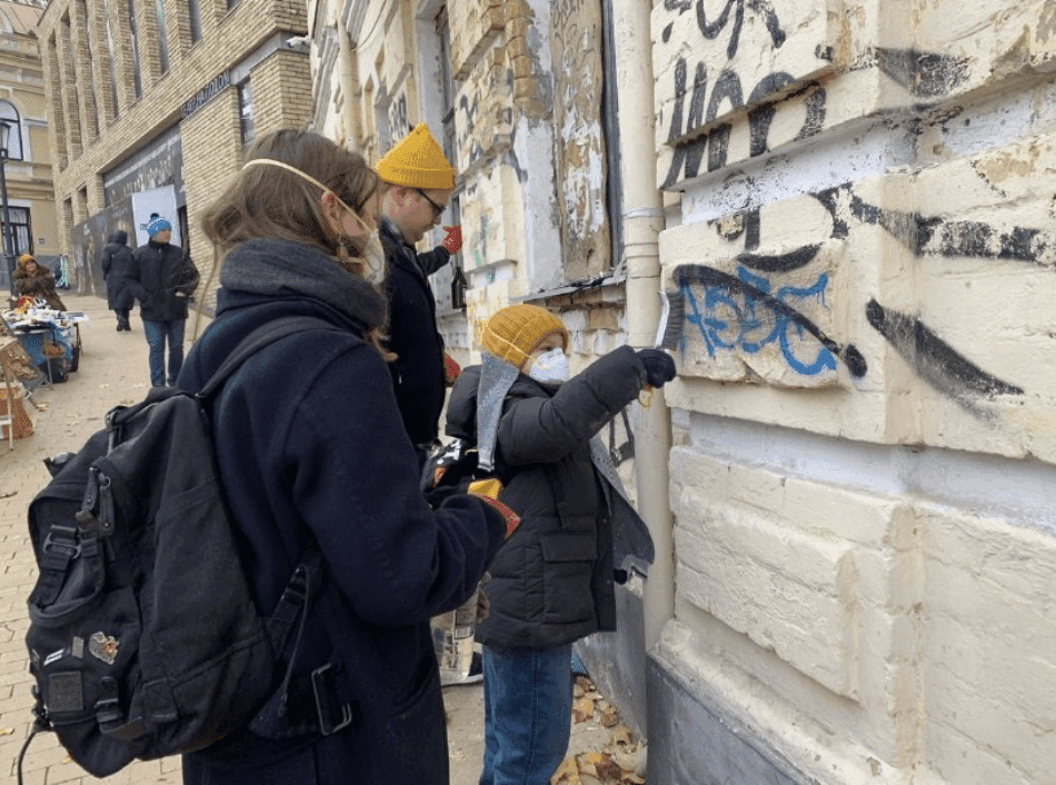Активісти вирішили змити графіті з памʼятки на Андріївському узвозі