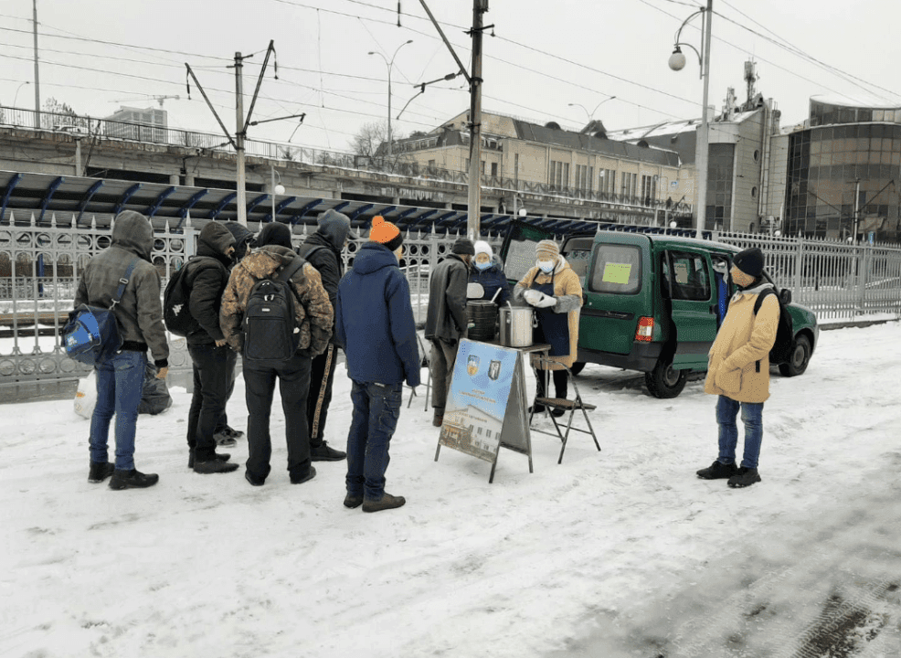 Зігрітися або з’їсти гарячий обід: де у Києві працює соціальне патрулювання