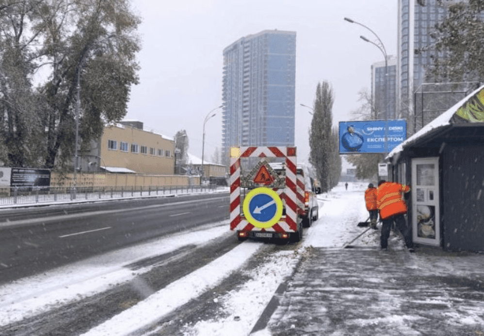 Столичних водіїв просять не заважати спецтехніці розчищати дороги