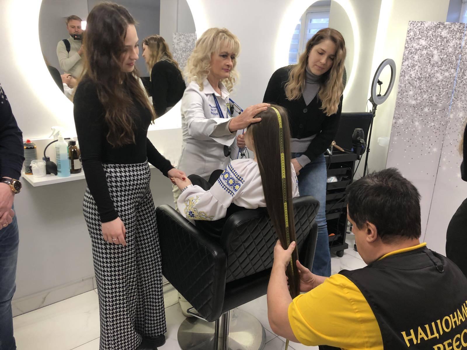 Семирічна киянка ніколи не стриглася і потрапила до Книги рекордів України