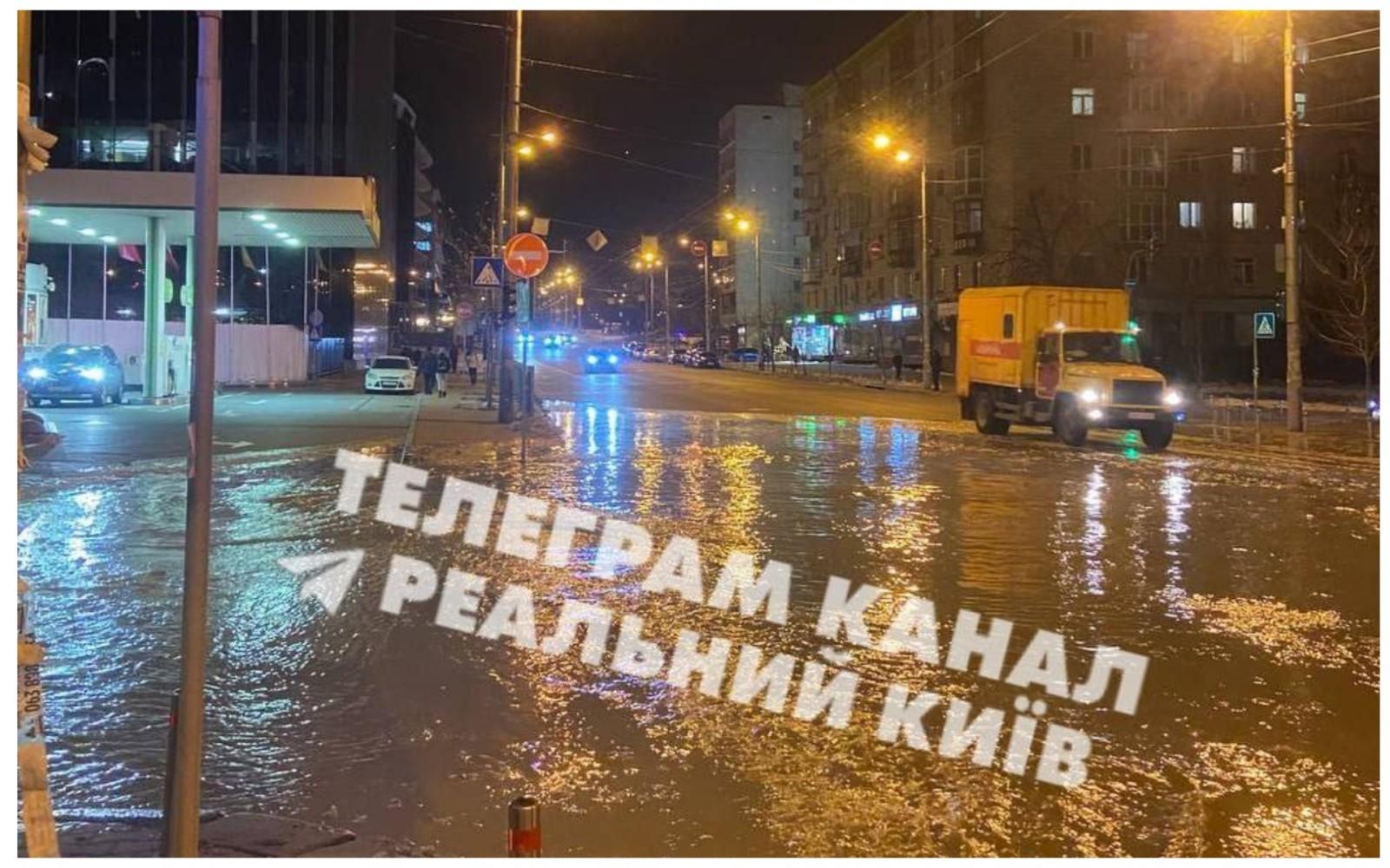 Біля парку Марії Заньковецької стався прорив каналізації (Оновлено)