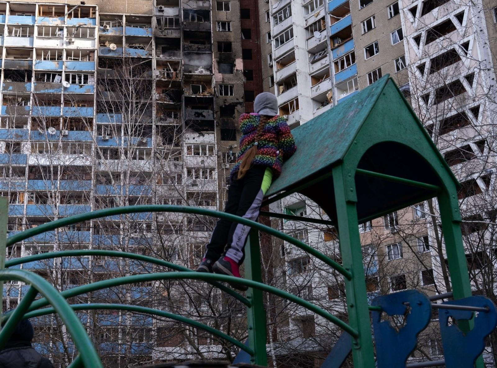 Під час ракетної атаки на Київ двоє дітей та жінка п’ять годин були заблоковані в охопленій вогнем квартирі