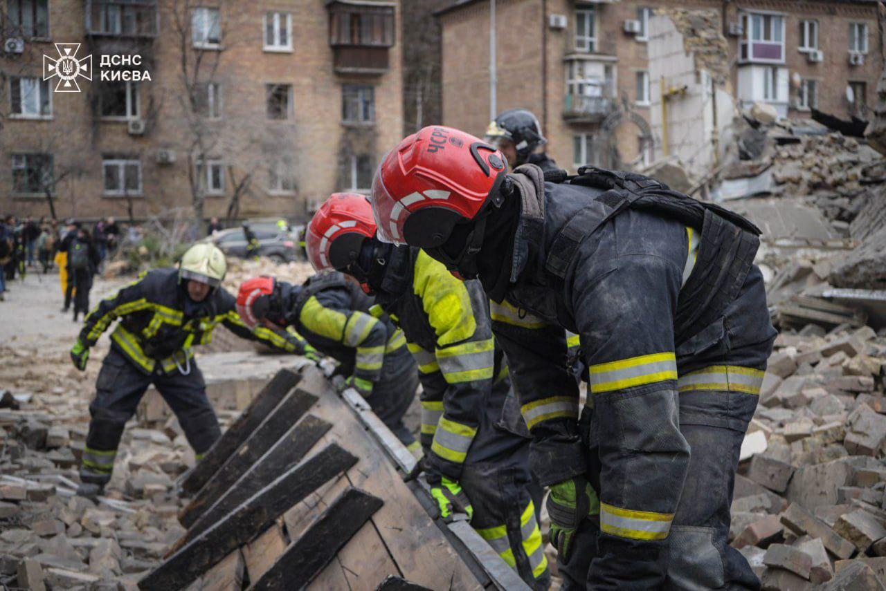 Аварійно-рятувальні роботи у столиці завершено, серед постраждалих 16-річна дівчина