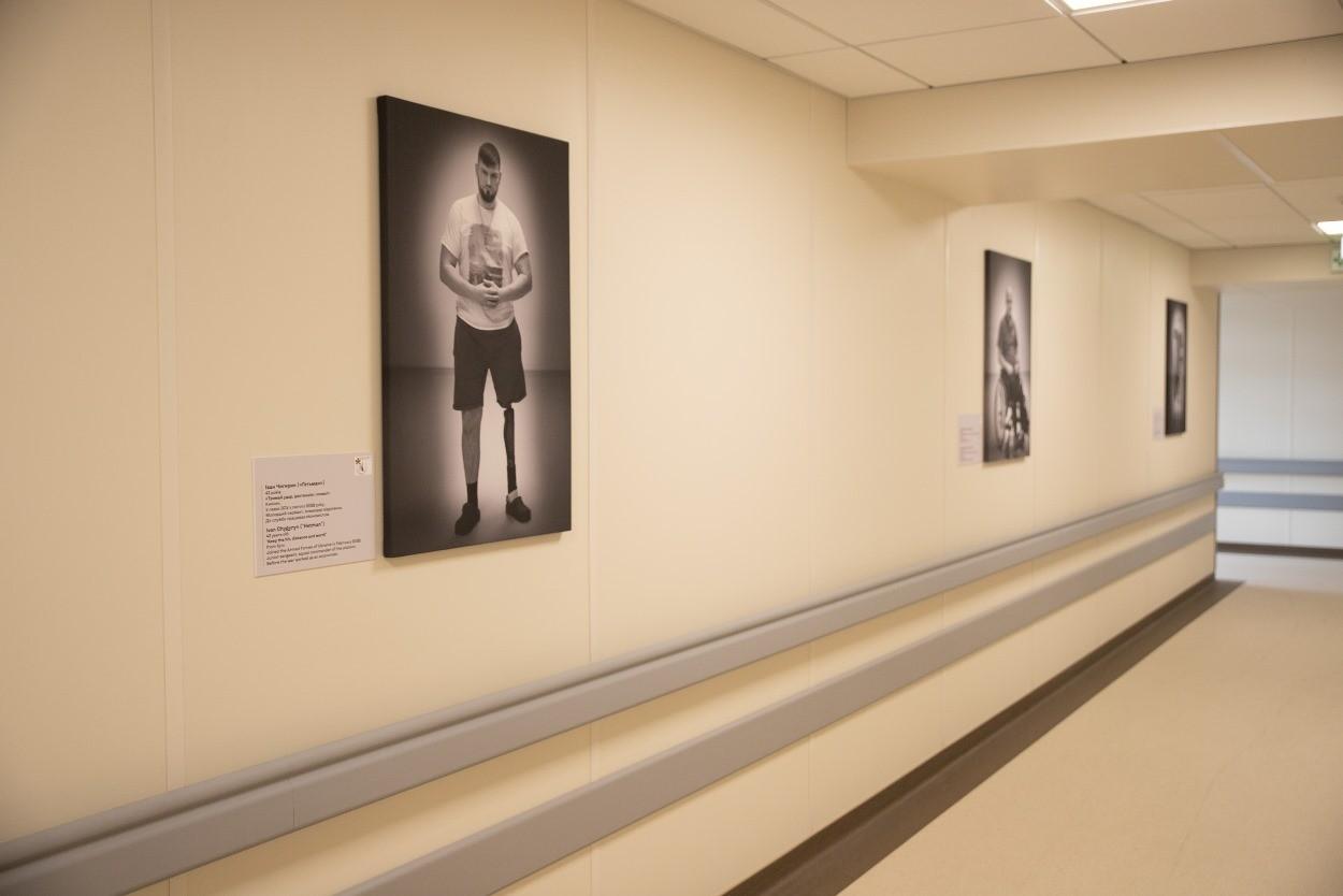 Раніше не міг підняти руки: ветеран з ураженням спинного мозку показує неймовірні результати реабілітації (відео)