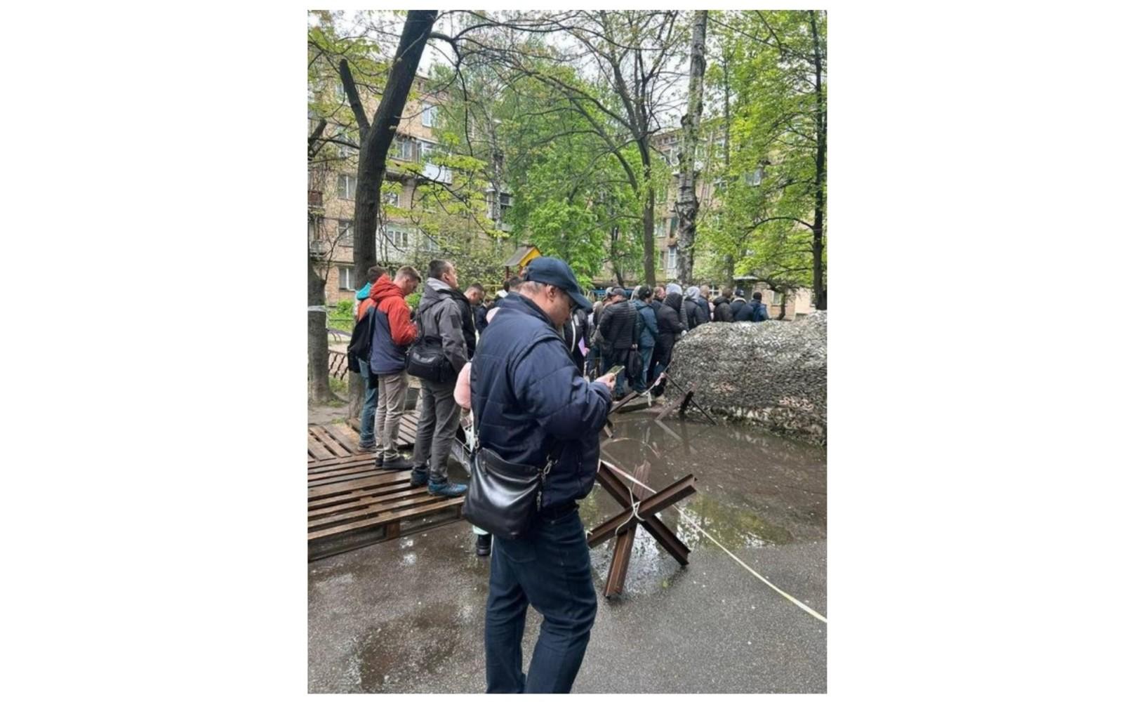 До київських військкоматів – черги, потрапити на прийом встигають не всі
