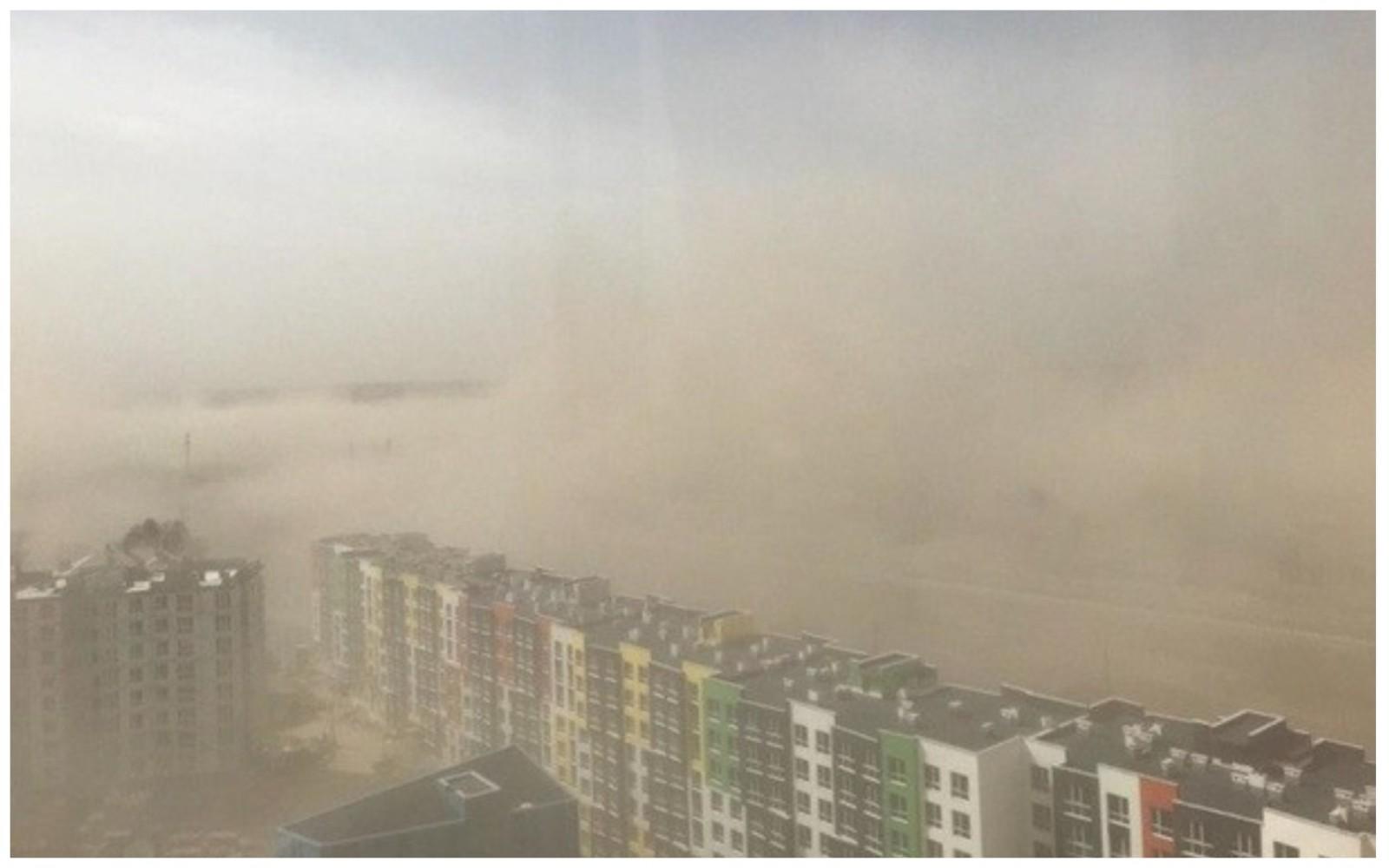 Обіцяна пилова буря вже дісталася столиці: вітер шквальний, важко дихати