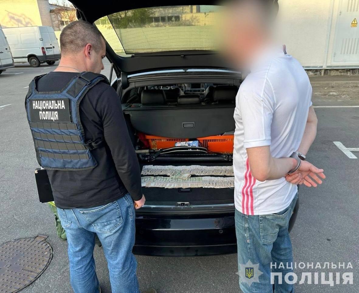 Київського митника спіймали на хабарі: вимагав гроші з імпортера кави