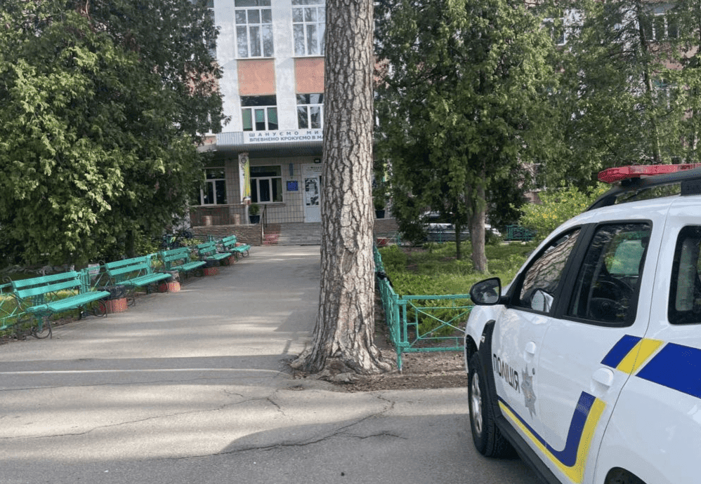 Три навчальні заклади «замінували» у Бучі: учнів та вчителів довелось евакуювати