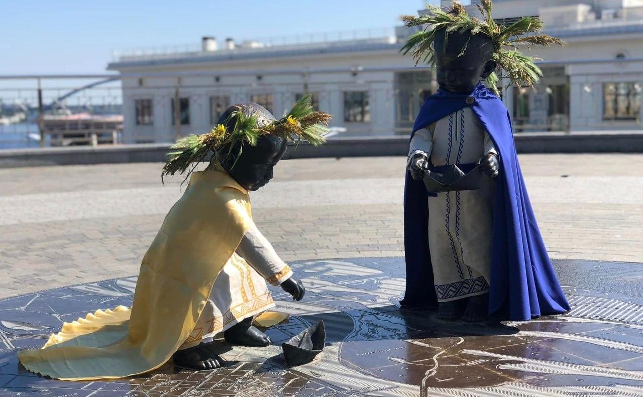 Малюків-засновників Києва одягли в князівський одяг