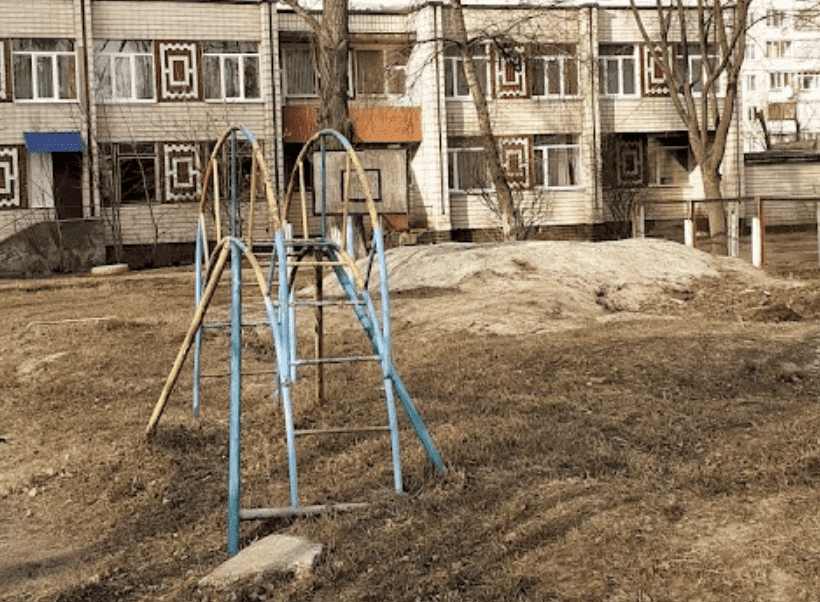 Просто жахливі умови: батьки вимагають облаштувати дитячий майданчик у садку на Кибальчича