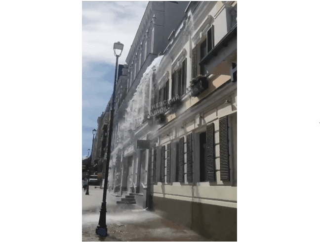 Не комунальна аварія: стало відомо, чому з будинку на Сагайдачного текла річка