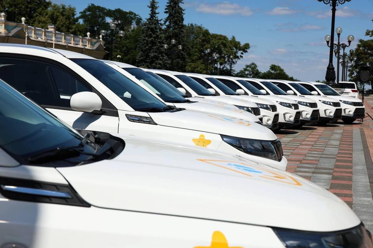 ЮНІСЕФ придбав для лікарів двох закладів на Київщині автівки