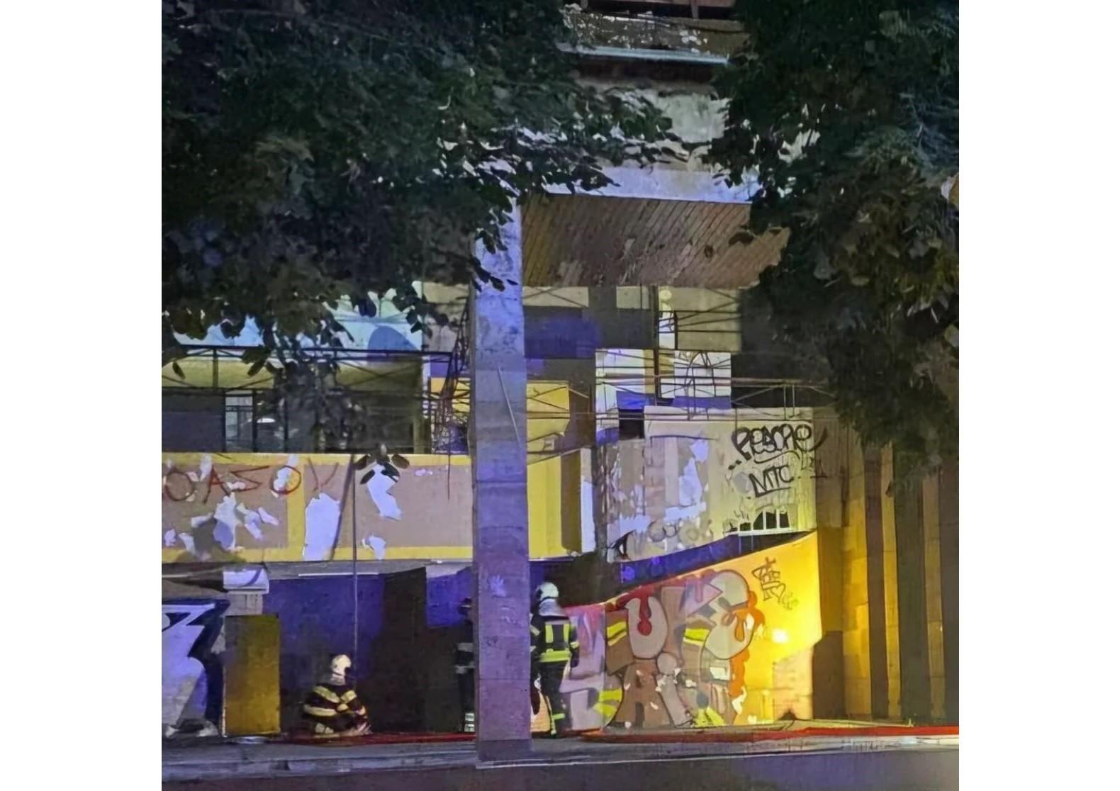 У будівлі “Квіти України” вночі гасили пожежу – активісти заявляють про підпал