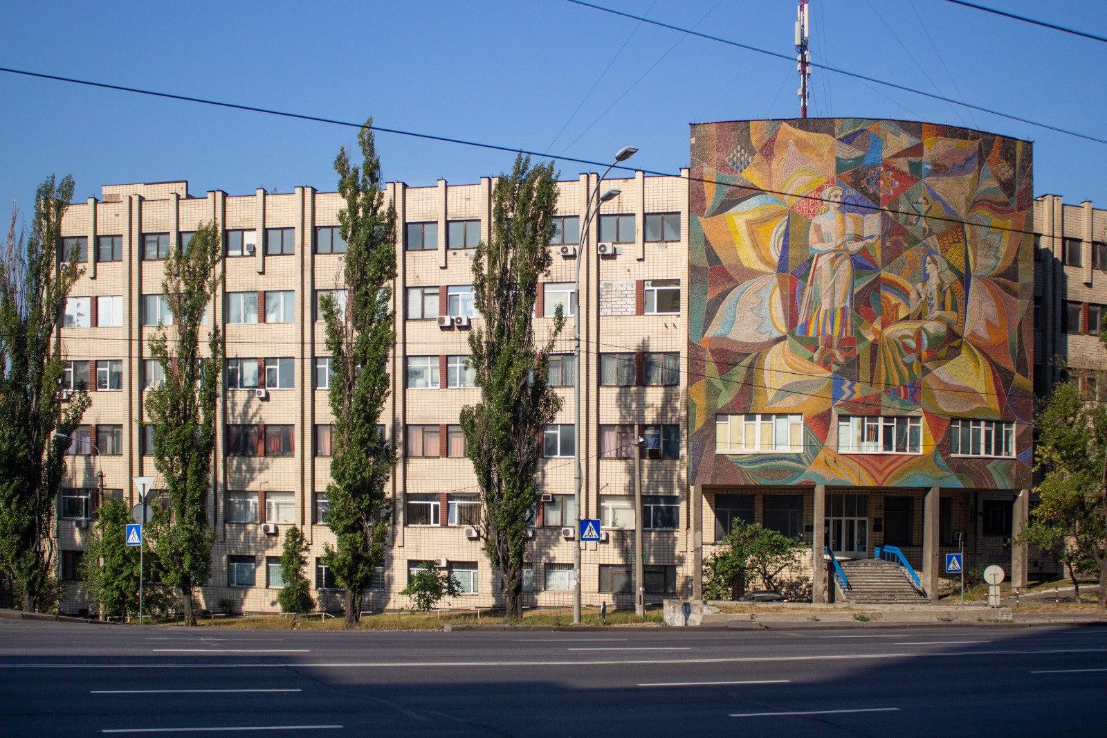 Будівля має беззаперечну культурну цінність, але досі без охоронного договору: прокуратура зайнялася Інститутом на Лівому березі