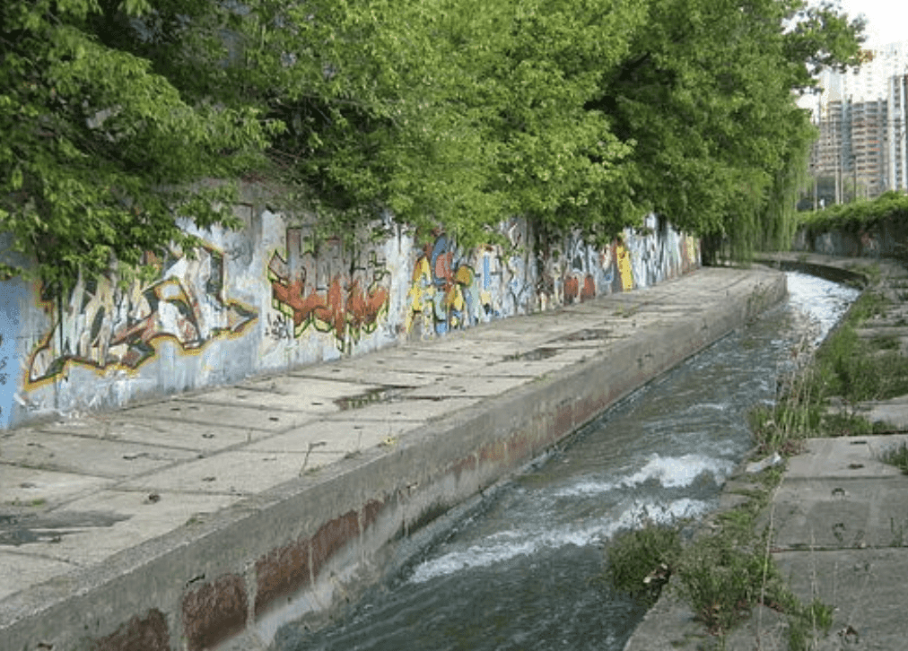 Частину річки Либідь планують закрити в колектор заради дороги до нового ТРЦ