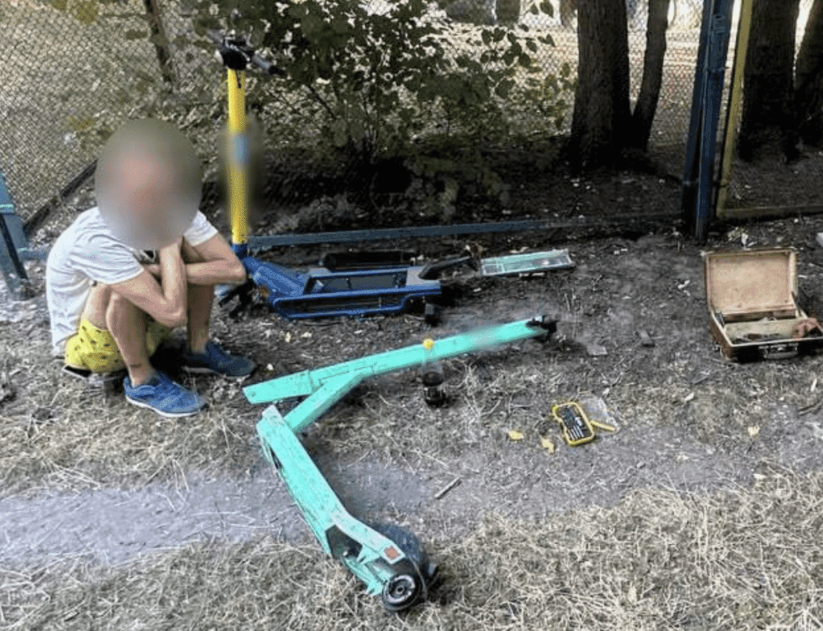 У Києві чоловіки викрадали самокати та розбирали їх на запчастини, щоб продати