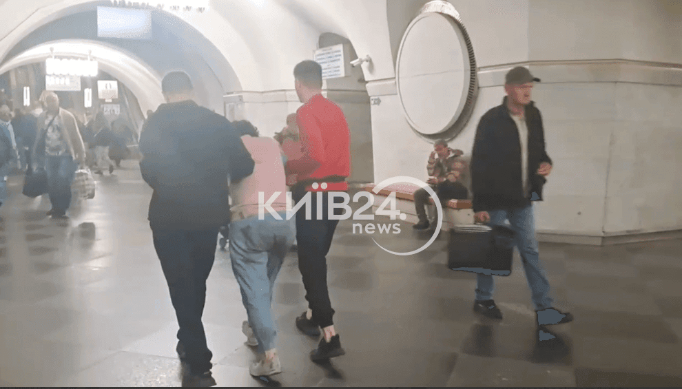 Чергове падіння на колії в метро: що відомо про стан людини