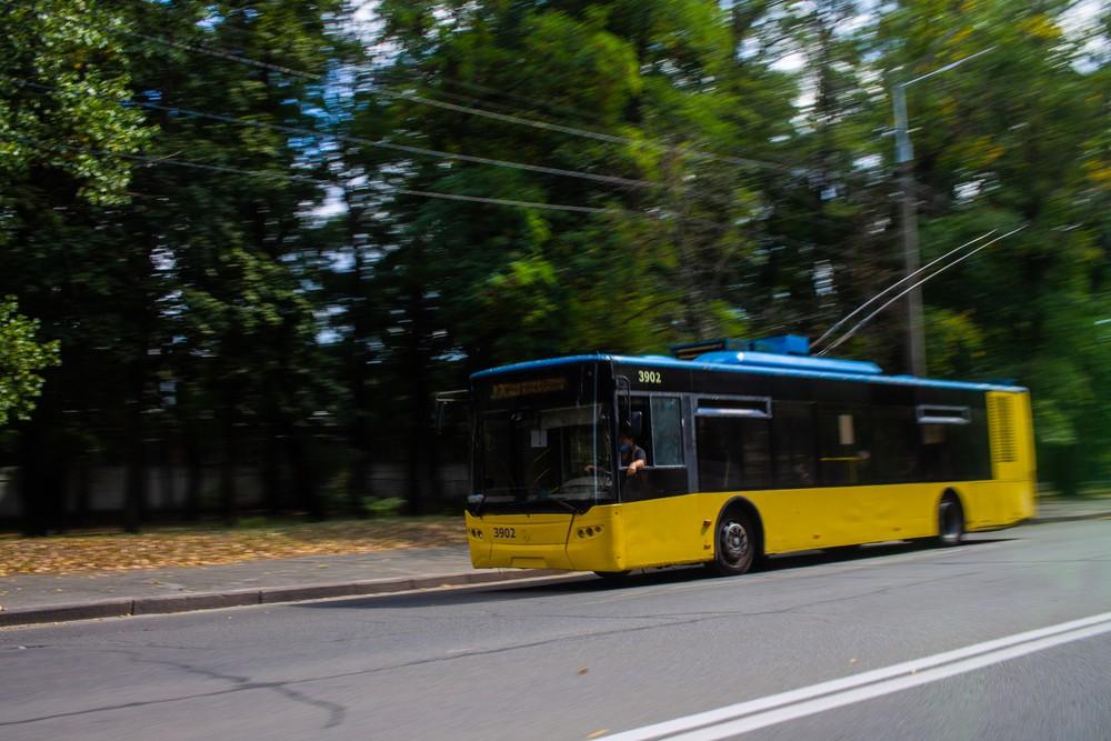 На проспекті Бандери зупинилися тролейбуси: в чому причина
