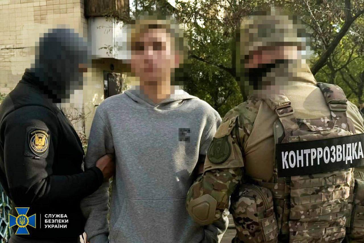 У Києві спіймали молодих зрадників, які наводили російські дрони на українські об’єкти