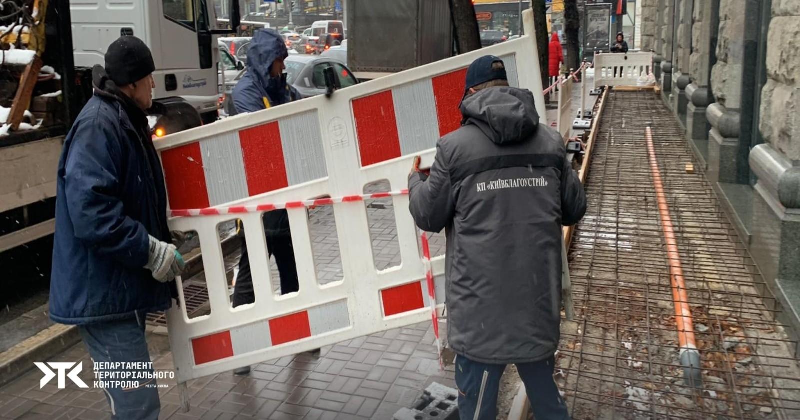 Ресторан на Хрещатику намагався нахабно добудувати майданчик на пішохідній зоні – що з того вийшло