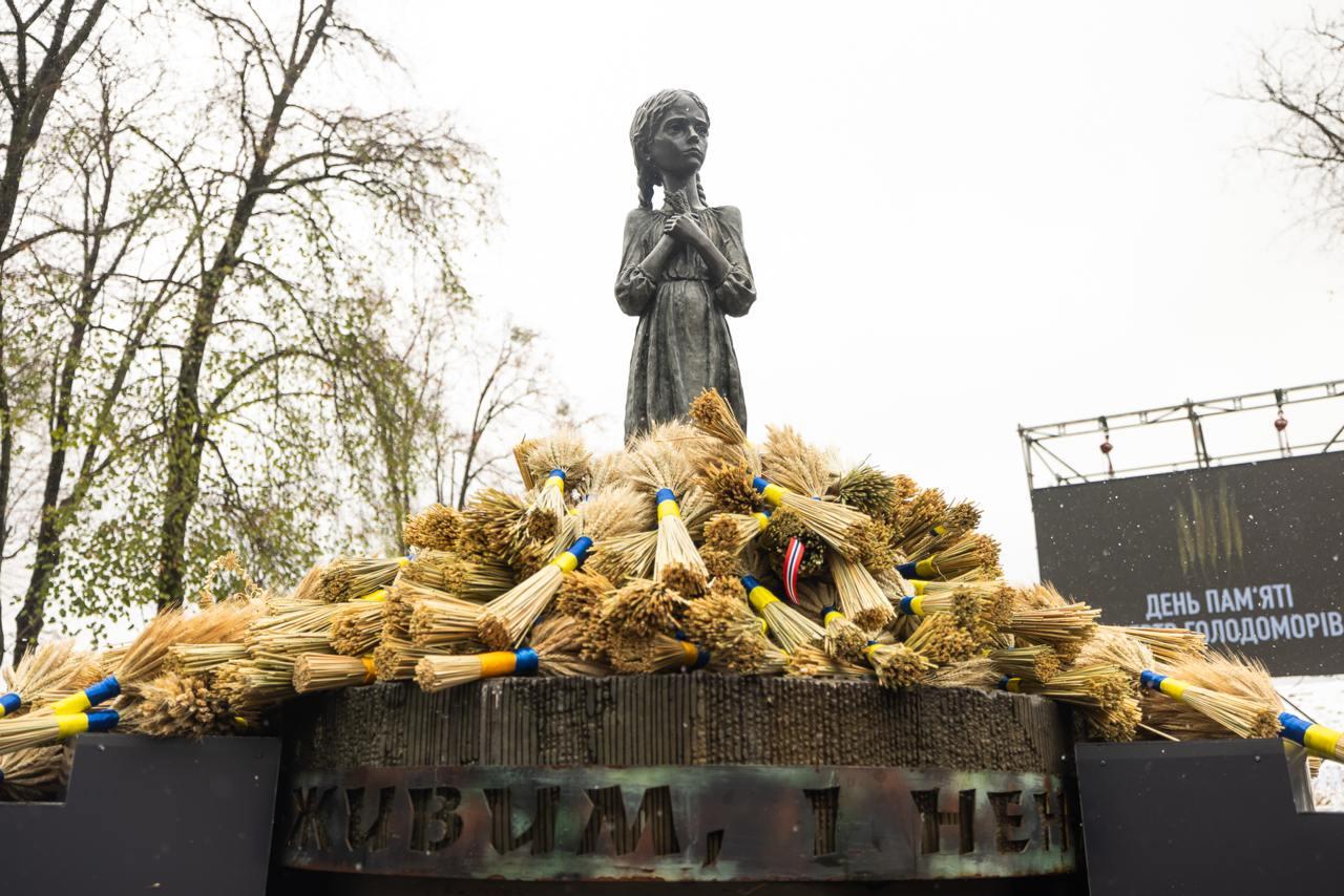 Молитви, колоски та свічки для закатованих голодом: у Києві вшанували пам’ять жертв Голодоморів