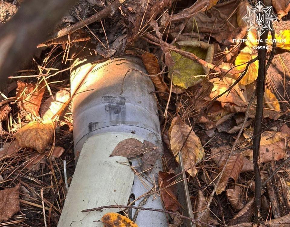 У Святошинському районі киянин у лісі виявив небезпечний уламок, викликали вибухотехніків